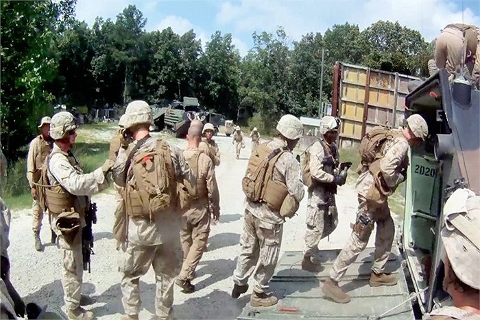 Chỉ có một lối ra vào duy nhất, các binh sĩ lính thủy đánh bộ phải xếp hàng trước khi sắp xếp chỗ ngồi bên trong AAV