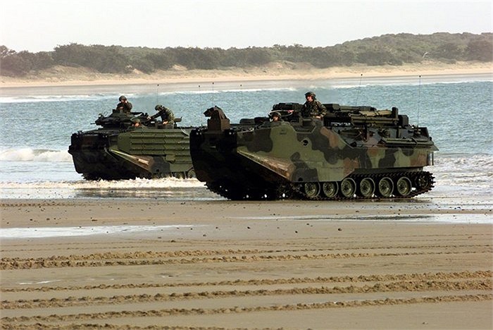 Khi cập bờ, tổ lái xe thông báo cho các binh sĩ phía sau khoang chuẩn bị