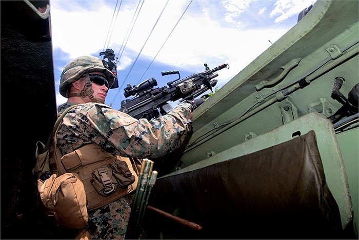 Một người sẽ đảm nhận nhiệm vụ trinh sát khu vực bên ngoài từ cửa sau của xe