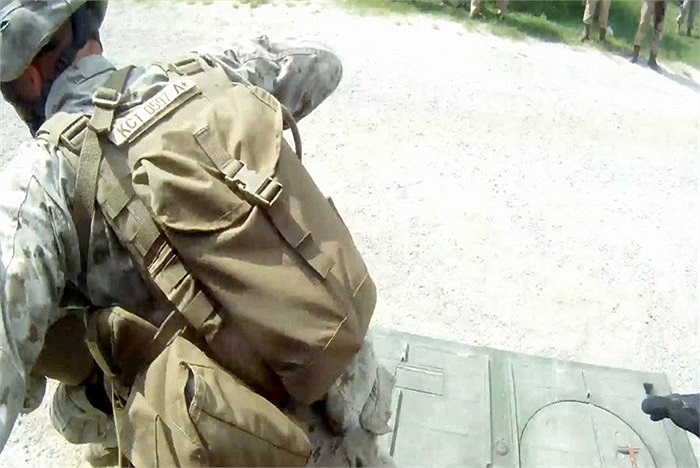 Khi có hiệu lệnh 'Go! Go! Go!', tất cả đều phải nhanh chóng di chuyển ra khỏi xe