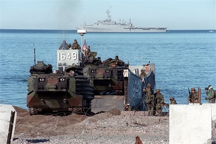 Với chức năng đổ bộ, AAV không bao giờ di chuyển quá xa tàu mẹ