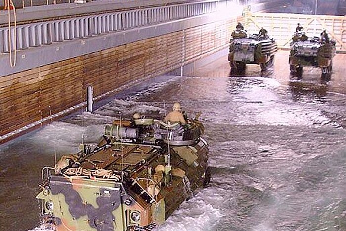 Bên trong hoàn toàn kín và những binh sĩ chỉ ngồi đợi đến khi xe cập bờ