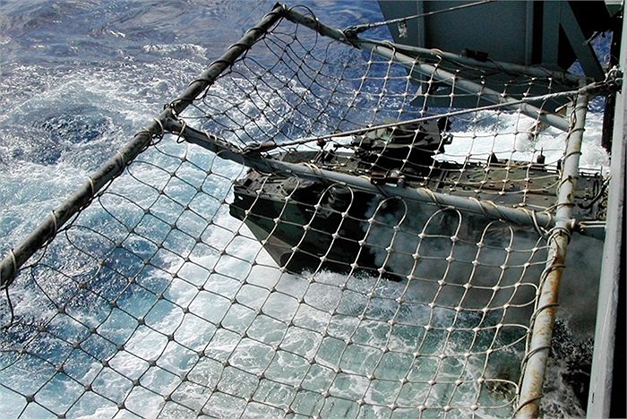 Khi hiệu lệnh, cỗ máy 30 tấn lập tức phóng ra khỏi đuôi tàu đổ bộ