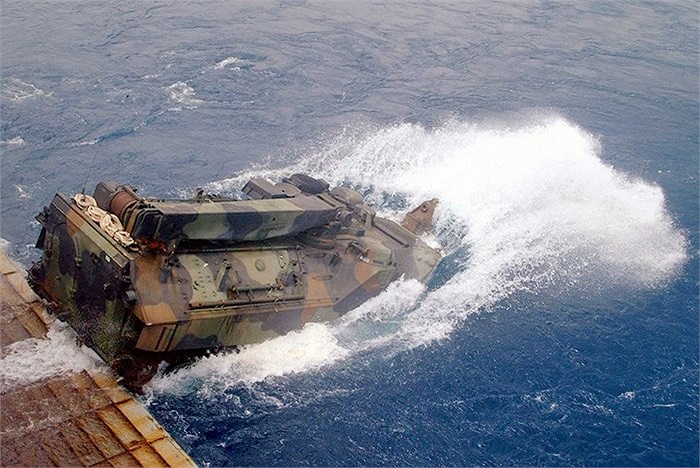 Khi nó lao xuống nước, các binh sĩ bên trong sẽ phải chịu cú sốc cực lớn do va chạm
