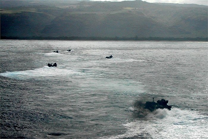 Không bao giờ các AAV di chuyển một mình, tất cả cập bờ theo đội hình đã định trước