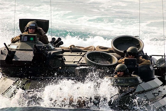 Trong toàn bộ những người trên xe, chỉ có 3 binh sĩ có khả năng quan sát được bên ngoài