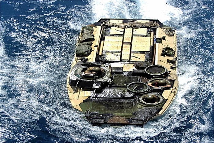 Với động cơ 400 sức ngựa, AAV có thể di chuyển khoảng 13 km/h khi dưới nước và 72 km/h khi đi trên cạn