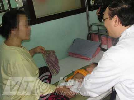 Kiến bâu đầy bỉm, bé 2 tháng mắc tiểu đường