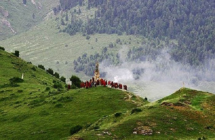 Từ sáng sớm, khi mặt trời ló khỏi đỉnh núi, người Tây Tạng sẽ thực hiện nghi lễ chính, đó là mời chim kền kền ăn xác người thân