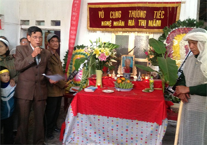 Ban lễ tang đọc công trạng, vinh danh người hát Xẩm cuối cùng của thế kỷ. Bên tay phải là con trai của nghệ nhân Hà Thị Cầu, ông Nguyễn Văn Cầu.