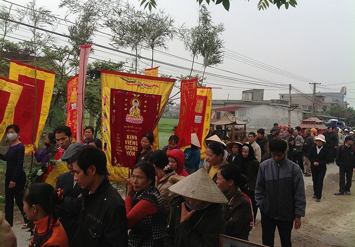 Giám đốc nhà hát Chèo Việt Nam – NSƯT Thanh Ngoan, Giám đốc Nhà hát Chèo Hà Nội, Đoàn chèo Ninh Bình, rất nhiều nghệ sỹ và Trung tâm Phát triển Âm nhạc Việt Nam cũng về đưa tiễn cụ.