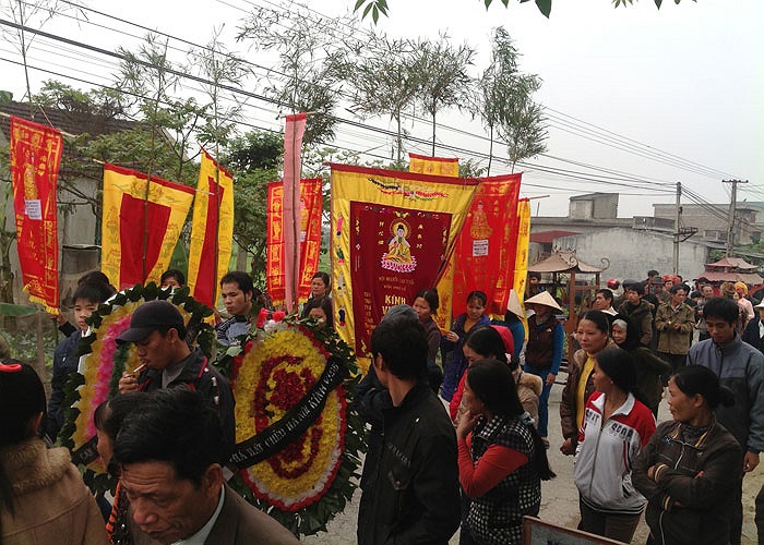 Đặc biệt, rất nhiều thế hệ học trò của nghệ nhân Xẩm Hà Thị Cầu cũng có mặt, lặng lẽ bên cụ. Họ cũng sẽ là thế hệ tiếp nối cuộc đời vinh quang của nghệ nhân Hà Thị Cầu .