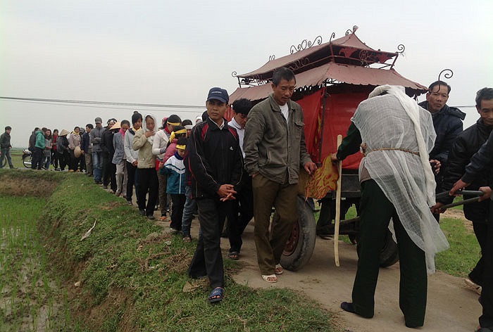 Đám tang được thực hiện theo phong tục cổ truyền của người Việt, cha đưa, mẹ đón, con trai cụ Hà Thị Cầu đi giật lùi đón mẹ.