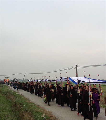 Trên suốt dọc đường đưa tang, các cụ luôn miệng cầu kinh niệm Phật để vong linh nghệ nhân Hà Thị Cầu được siêu thoát mát mẻ.