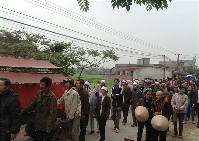 Bên cạnh đó là kể những câu chuyện về cuộc đời hát xẩm của mình. Nghệ nhân có một mong muốn là đám tang phải có một đội múa sinh tiền. Con gái hỏi, đám ma buồn sao lại múa sinh tiền, nghệ nhân Hà Thị Cầu thủng thẳng đáp. Múa cho vui, mẹ thích nằm xem