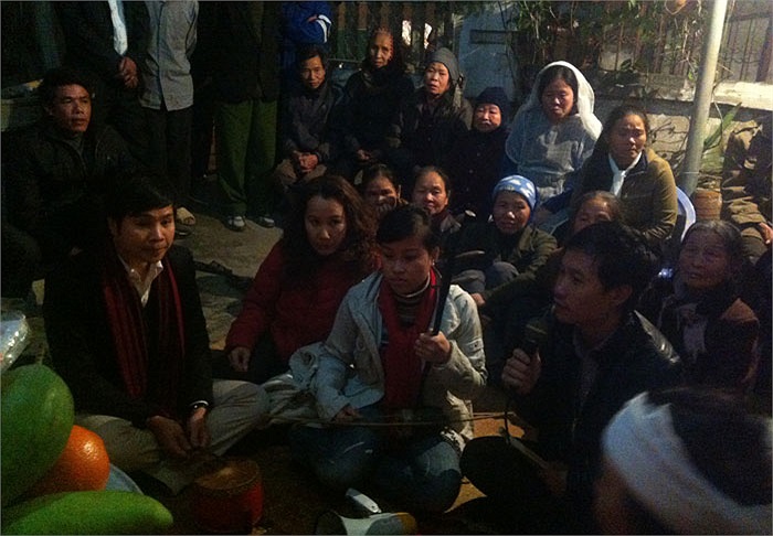 Nhóm nghệ sỹ Xẩm Hà Thành, nghệ sỹ Mai Tuyết Hoa, nhạc sĩ Quang Long, Giáng Son, Khương Cường đã về với 'bu Cầu', như cách họ yêu thương gọi cụ từ chiều hôm trước. 