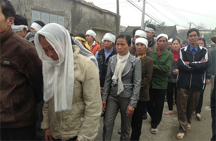 Đám tang có rất nhiều bà con thương tiếc, tiễn đưa.