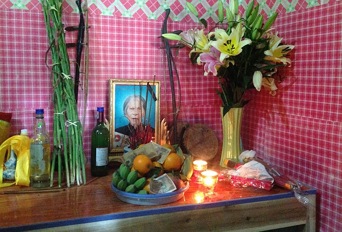 Thắp cho người thày dạy những nén nhang thơm. Đêm xuống, trước vong linh người, họ còn mang nhị, phách ra để hát cho nghệ nhân nghe. Ban thờ của nghệ nhân Hà Thị Cầu là nhị và phách.