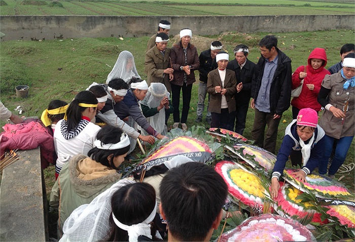 Con trai vái mẹ ba lạy trước khi ra về.