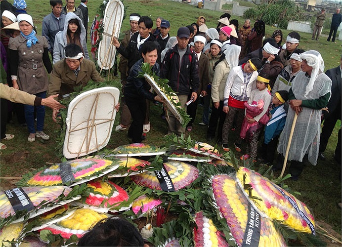 Con gái cụ, bà Nguyễn Thị Mận khóc ngất khi đưa mẹ ra đồng. 