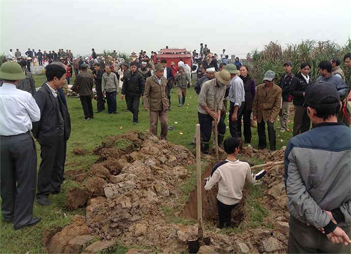 Cuộc đời truân chuyên, trước đó, khi ra đến đồng rồi mà huyệt vẫn chưa đào xong. Đoàn tang lễ đành phải chờ.