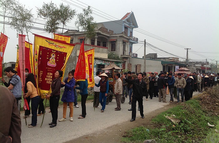 Dù là người sống giản dị, vất vả, nhưng nghệ nhân Hà Thị Cầu luôn được bà con yêu mến.