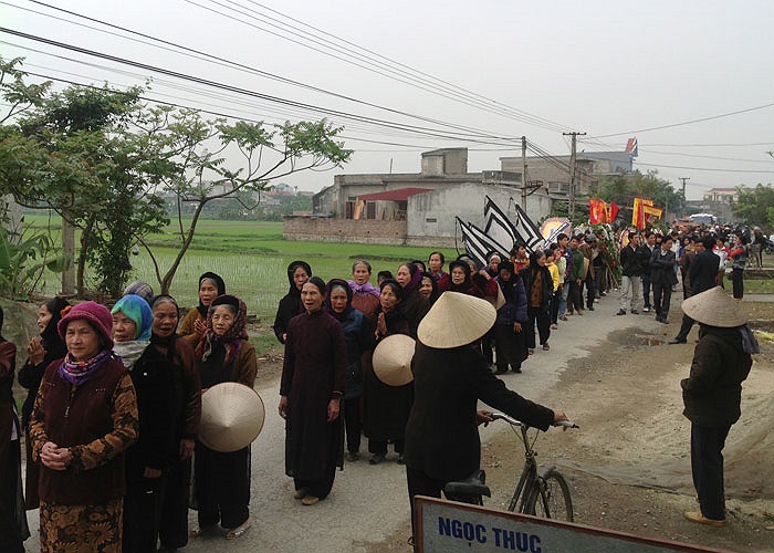 Các cụ tụng kinh, niệm Phật để vong linh nghệ nhân Hà Thị Cầu siêu sinh tịnh độ.