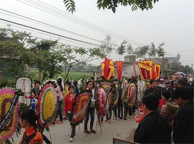 Bên cạnh các cụ bà tụng kinh niệm Phật mong cho vong linh nghệ nhân Hà Thị Cầu siêu sinh tịnh độ, học sinh của làng cũng được huy động để vác cờ và hoa viếng cụ.