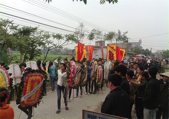Đây có lẽ là đám tang đông hiếm có ở nơi làng quê Ninh Bình. Ấy vậy mà rất lặng lẽ.