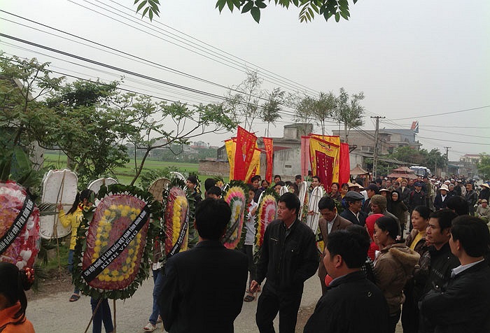 Báu vật dân gian mất đi, một tổn thất rất lớn cho nền văn học nghệ thuật nước nhà, tham gia lễ viếng cụ, bên căn nhà nhỏ nằm ven đường có ông Phạm Quang Nghị - Uỷ viên Bộ Chính trị, Bí thư Thành uỷ Hà Nội; ông Vương Duy Biên, Thứ trưởng Bộ VHTTDL.