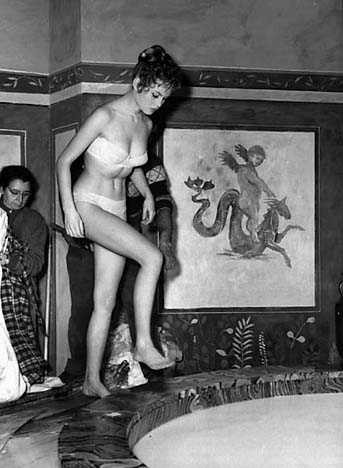 Lịch sử chật vật của áo tắm