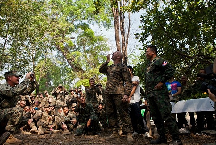 Các binh sĩ Mỹ thử nghiệm món ăn từ bọ cạp