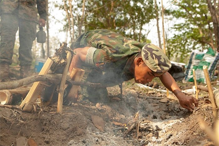 Lính thủy đánh bộ Thái Lan tìm cách dựng bếp trong rừng rậm