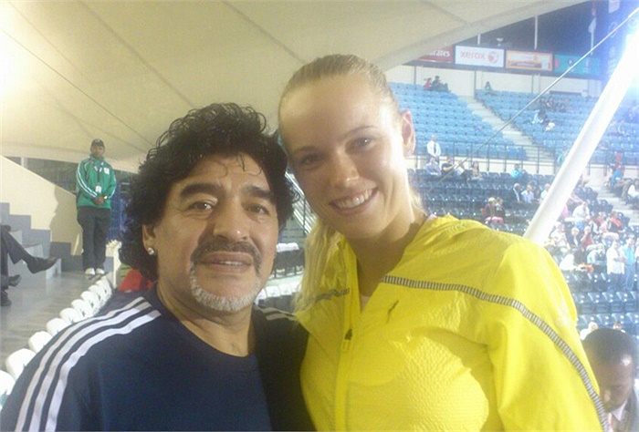 Còn hôm ở Dubai, niềm vui ra mặt của ông là bên những người đẹp tennis rất ngưỡng mộ ông, trong đó có tay vợt nữ người Đan Mạch, Caroline Wozniacki. 