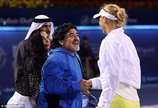 Nhà vô địch World Cup 1986 đã tặng Caroline Wozniacki chiếc áo đấu số 10 huyền thoại của ông, đồng thời chúc Caroline Wozniacki thi đấu tốt tại WTA Dubai Tennis Championships. 