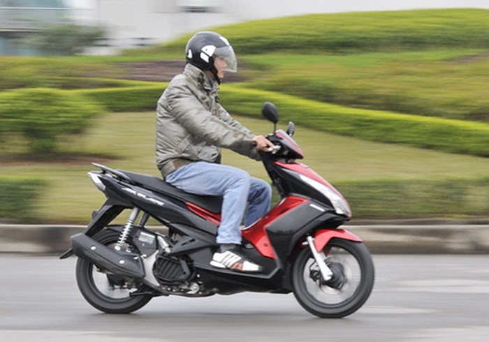 Khó ai có thể phủ nhận Air Blade là mẫu xe ga bán chạy nhất trên thị trường hiện nay. Ra mắt từ năm 2007 với động cơ 110 cc sử dụng bộ chế hòa khí với giá bán đề xuất 28 triệu đồng, Air Blade đã lần lượt được cải tiến và lắp động cơ phun xăng điện tử
