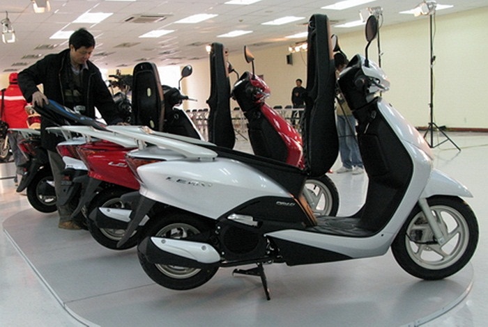 Ra mắt thị trường cuối năm 2008, Lead lập tức tạo ra một cơn sốt trên thị trường xe ga và luôn đứng đầu trong lựa chọn một chiếc xe ga của chị em phụ nữ. 