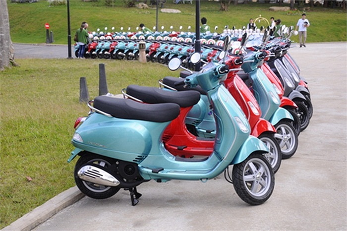 Piaggio Việt Nam gần như một mình một chợ trong phân khúc xe ga cao cấp trong nhiều năm qua, trước khi Honda thổi công nghệ mới và hạ giá đột ngột mẫu SH. Với chị em phụ nữ, Vespa LX gần như lựa chọn duy nhất khi họ muốn có một chiếc xe ga nữ tính.