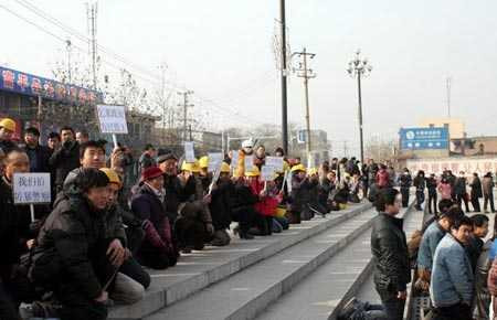 Mẹ giám đốc quỳ gối giữa đường đòi lương