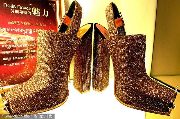 Đôi giày cao 1,8m lấp lánh hơn 318.000 viên kim cương được giới thiệu tại một trung tâm mua sắm ở Quảng Châu (Trung Quốc)