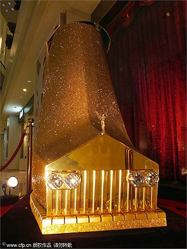 Đôi giày được lấy cảm hứng từ phong cách xe Rolls-Royce và có tên gọi ‘Sự quyến rũ của Rolls – Royce’.