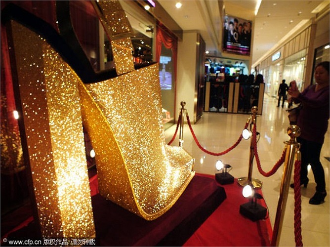 Đôi giày thu hút sự chú ý của nhiều khách hàng hiếu kỳ. 