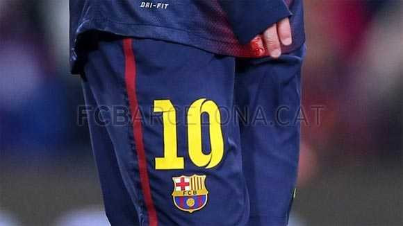 Messi bị đối phương giẫm nát tay