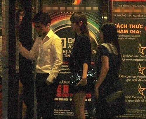 Cả hai đi xem phim. Đây là lần đầu tiên, Midu bị bắt gặp xuất hiện công khai cùng người yêu mới.