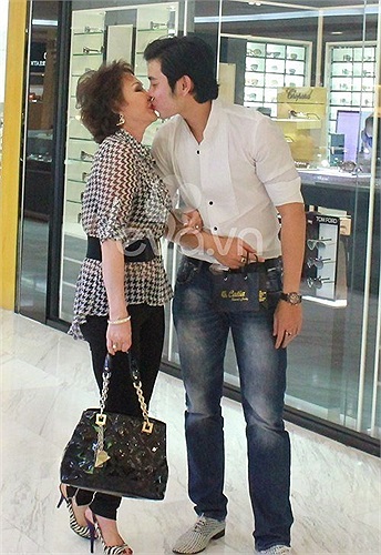 Ngày Quốc tế Phụ nữ 8/3, Vũ Hoàng Việt hạnh phúc vì được người yêu tặng chiếc nhẫn giá trị. Nam người mẫu vì quá hạnh phúc đã hôn người yêu ngay tại trung tâm mua sắm.