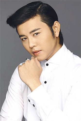 Vũ Hoàng Việt và người yêu công khai tình yêu từ tháng 10/2012. Bà hơn anh hơn 20 tuổi và là một doanh nhân giàu có, thành đạt.