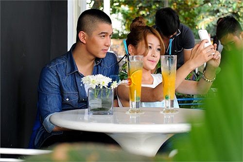 Phóng viên ảnh bắt gặp Chi Pu - Cường Seven tình tứ trong một quán cà phê ở Sài thành.