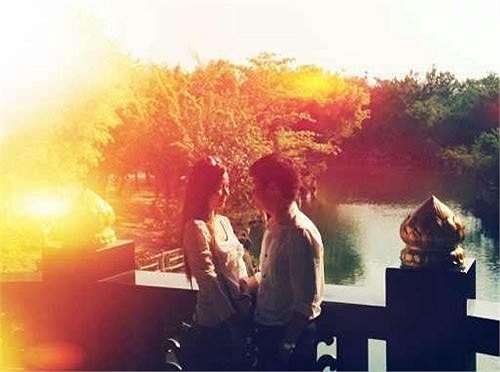 Trong khi đó, trên trang cá nhân của mình, 'anh chàng bí mật' của Midu liên tục khoe ảnh tình cảm của cả hai từ đầu năm cho đến nay. Ảnh này được người yêu Midu chia sẻ vào dịp Valentine vừa rồi.