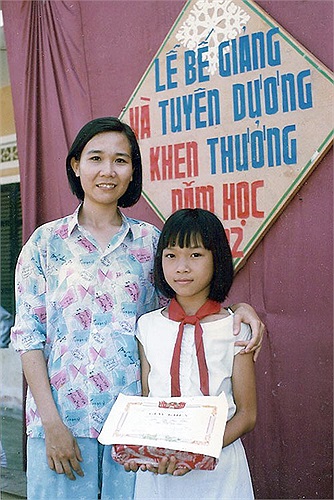 Đây là Mỹ Tâm năm 11 tuổi. Từ nhỏ, cô đã thể hiện năng khiếu âm nhạc vượt trội.