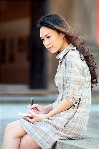 Không chỉ làm mê đắm lòng người bằng việc trực tiếp đứng trên sân khấu, cô còn sáng tác không ít ca khúc rất được yêu thích.